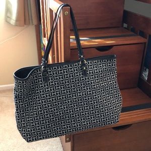 Lady's Hand Bags Tommy Hilfiger Black and White